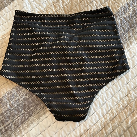 Kortni Jeane swim - Picture 3 of 4